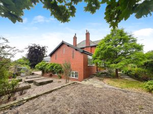 Side elevation- click for photo gallery